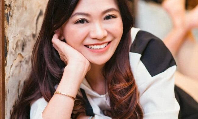 Man glaubt, dass sie verliebt sind: Die Frau ist 53 Jahre alt, aber sieht genauso alt aus wie ihr Sohn