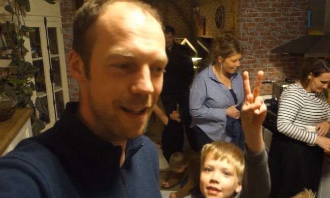 Vater fühlt sich öffentlich bloßgestellt. Quelle: Youtube Screenshot
