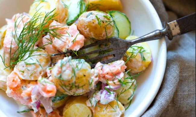 Schnelles Rezept für das leckere Mittagessen: Kartoffelsalat mit Räucherlachs