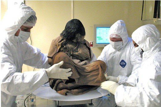 Archäologen haben ein Mädchen aus dem Inka-Stamm gefunden, das fünf hundert Jahre lang im Eis lag