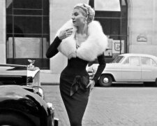 Klassische Dior-Eleganz: exquisite Modelle der 1940er bis 1960er Jahre auf den Straßen von Paris