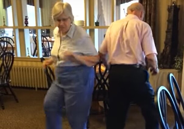 Ein altes Paar hörte im Restaurant ein Lieblingslied und begann zu tanzen