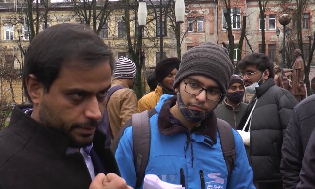 Junger Mann fand einen Geldbeutel in der Nähe seines Autos und gab ihn seinem Besitzer zurück. Ein paar Wochen später erhielt er einen Brief