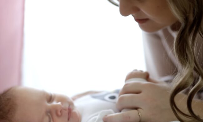 Mutter und Neugeborene. Quelle: Screenshot YouTzbe