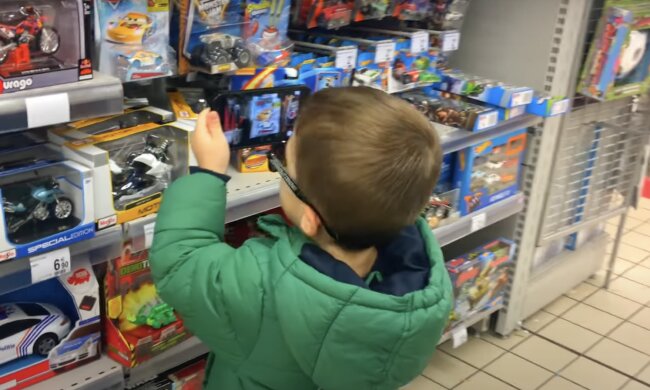 Eine Mutter hatte kein Geld für ein Spielzeug für ihre Kinder: Die Verkäuferin konnte den Anblick ihrer weinenden Kinder nicht ertragen