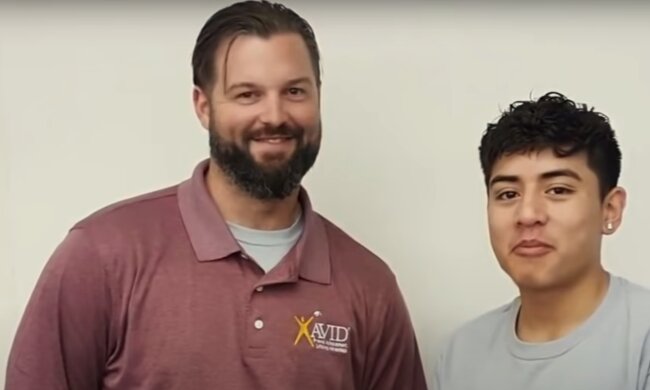 Ein Lehrer bringt Kindern bei, sich gegenseitig zu helfen. Quelle: Screenshot YouTube