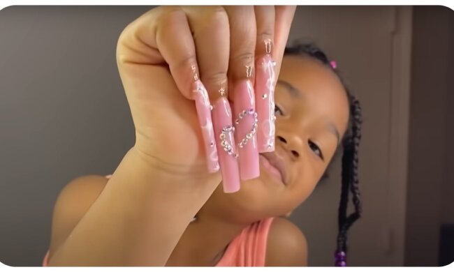 Kleines Mädchen mit Acrylnägel. Quelle: Youtube Screenshot