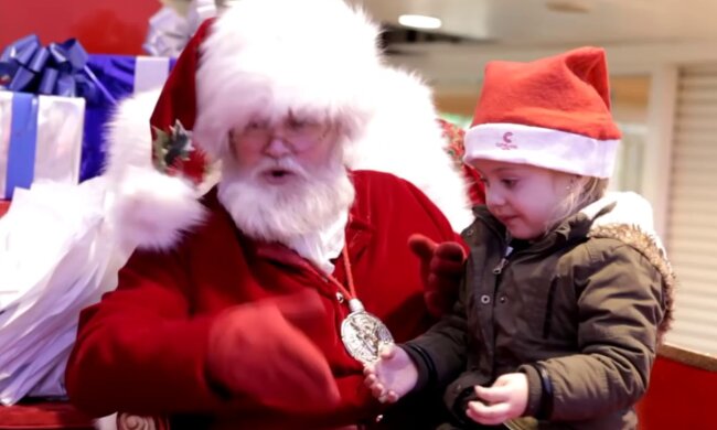 Ein dreijähriges Mädchen kann nicht sprechen, aber es möchte unbedingt mit dem Weihnachtsmann sprechen: Der Weihnachtsmann fand einen Ausweg