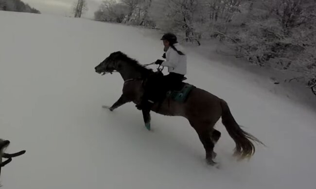Eileen mit einem Pferd. Quelle: YouTube Screenshot