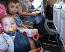 Kinder im Flugzeug. Quelle: Screenshot YouTube