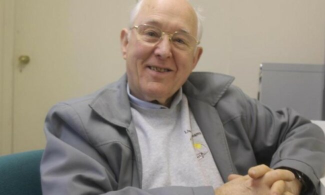 Ein einsamer Mann verließ die Welt, hinterließ aber der Tochter des Nachbarn Geschenke für die nächsten 14 Jahren