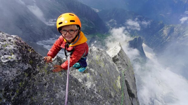 Wie ein dreijähriger Junge auf einen 3352 Meter hohen Gipfel kletterte