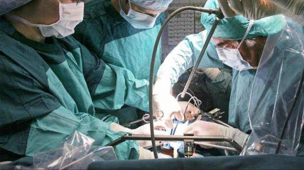 Ärzte extrahierten ein riesiges Haarknäuel aus dem Bauch einer jungen Frau: Details