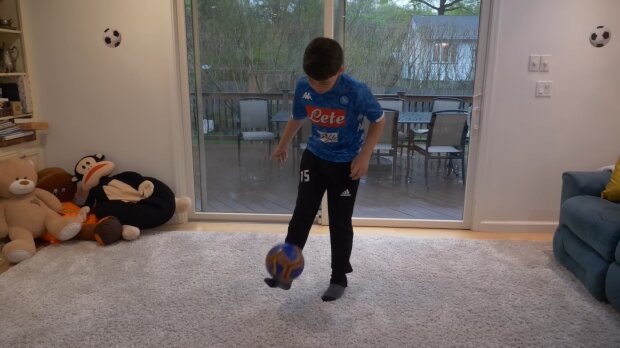 Junge spielt Fußball zu Hause. Quelle: Youtube Screenshot