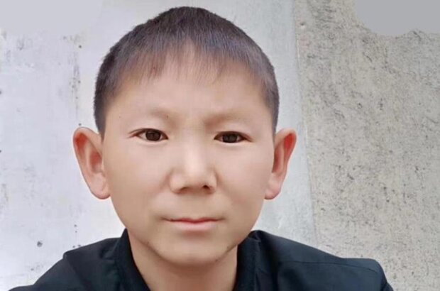 Schwieriges Schicksal: Warum ein Mann aus China mit einem Alter von 34 Jahren wie ein sechsjähriges Kind aussieht