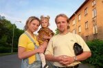 Unter dem Deckmantel einer Ehefrau: Warum die Frau mit unbekannten Männern fotografiert