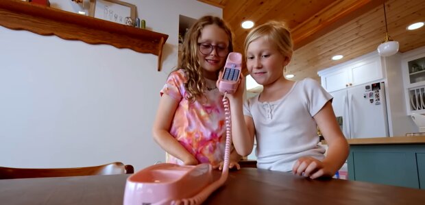 „Alle in der Klasse haben ein Handy – nur meine 7-Jährigen nicht“. Quelle: Youtube Screenshot