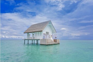 Schön und romantisch: Paare stellen sich am Hochzeitspavillon nach dem Meer auf
