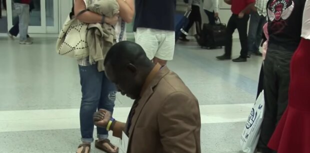 Nach langer Trennung: Mann weinte auf Knien am Flughafen, als er seine Familie wiedersah