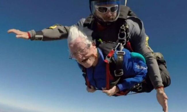 Wie eine 95-jährige Großmutter ihren Geburtstag mit einem Sprung aus einem Flugzeug gefeiert hat