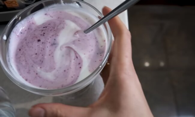 Mann leert Joghurt-Regale in einer Sekunde. Quelle: Youtube Screenshot