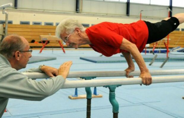 Junge Leute können sie beneiden: Eine 95-jährige Großmutter macht schwierige Übungen