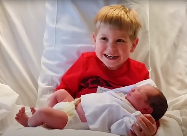 Kleiner Junge sieht zum ersten Mal seinen neugeborenen Brüder. Quelle: Screenshot YouTube