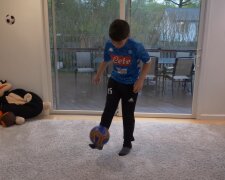 Junge spielt Fußball zu Hause. Quelle: Youtube Screenshot