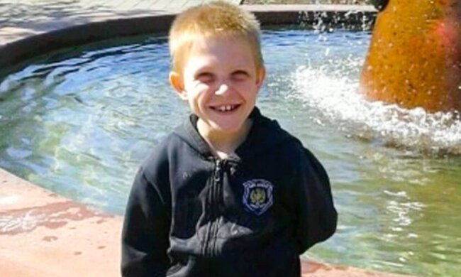 Ein achtjähriger Junge hat sein Leben riskiert, um ein Kätzchen aus einem brennenden Haus zu retten