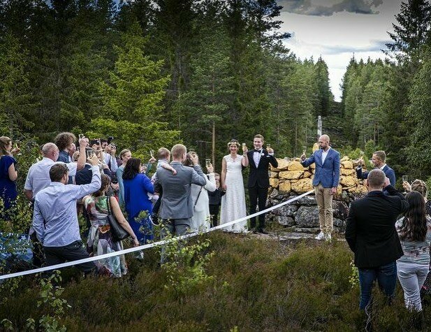 Grenzen sind kein Hindernis: Ein Paar, das durch Quarantäne getrennt wurde, fand einen Weg, um zu heiraten