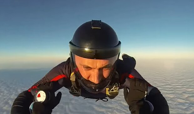Ihr Leben für Unbekannte geopfert: Mutige Fallschirmsprunglehrer retteten ihre Studenten