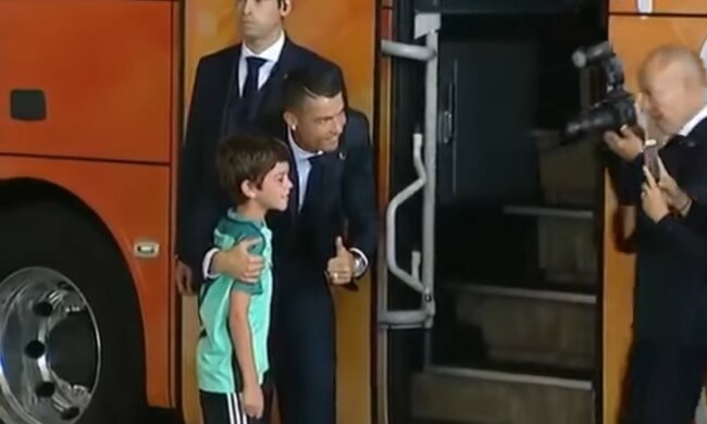 Cristiano Ronaldo und der Junge. Quelle: Youtube Screenshot
