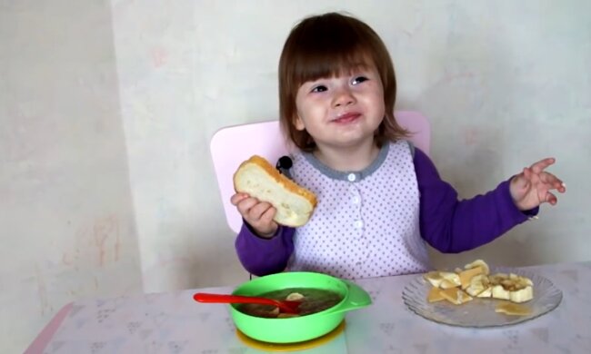 "Ich habe mit 14 Monaten angefangen, ihm etwas beizubringen": Dreijähriger Junge kann sein eigenes Mittagessen zubereiten