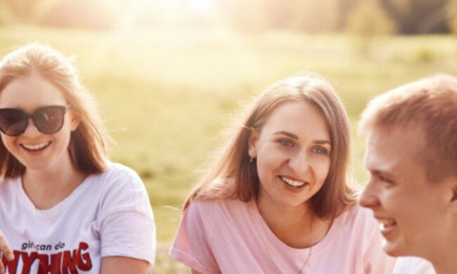 "Wir haben viel Liebe": Braut und Bräutigam verlieben sich in eine gemeinsame Freundin und leben in Dreierbeziehung