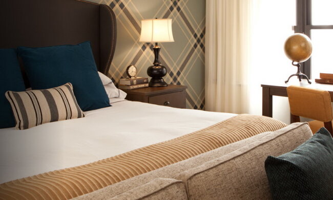 Wie man eine Matratze zu Hause schnell und einfach reinigt