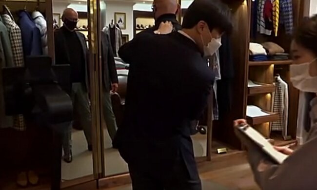 Ein Modeatelier in London führt Online-Anproben mit einem Roboter durch