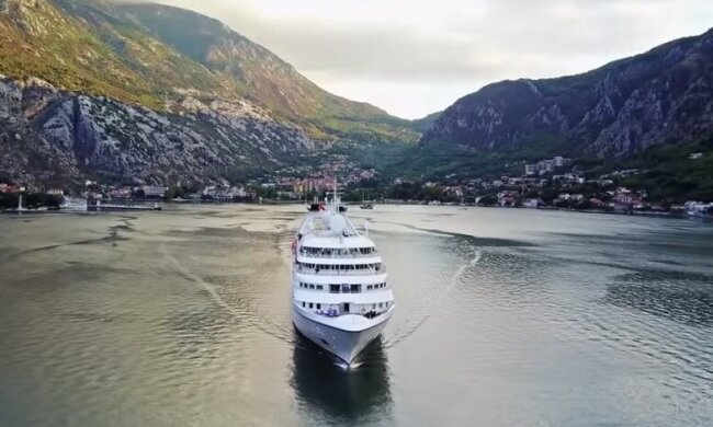 Rente auf einem Kreuzfahrtschiff: Der Mann hat das ganze Geld für das Ticket ausgegeben und ist glücklich