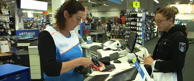 Der Alltag einer 36-jährigen Kassiererin. Quelle: Youtube Screenshot