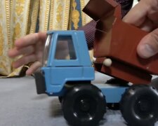 Restaurierung des Spielzeug-LKWs. Quelle: Screenshot YouTube
