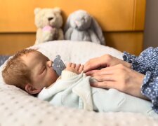 Lebensechte Babypuppe sorgt für Staunen. Quelle: Youtube Screenshot