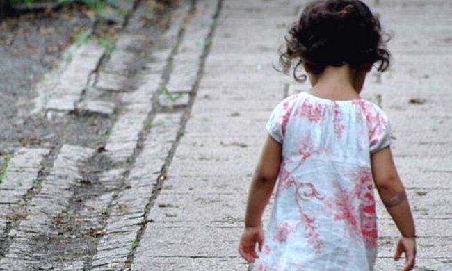 Das Mädchen wurde von ihren Eltern verlassen, als sie klein war. Als sie erwachsen wurde, bekam sie von ihrem Vater eine Gerichtsvorladung