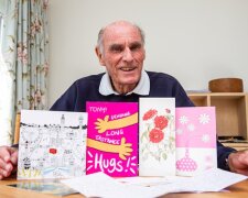Ein 75-jähriger Witwer hängte ein Plakat auf und bat Menschen um Kommunikation: Menschen waren nicht gleichgültig