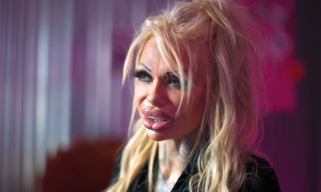 „Ich habe mein Gesicht und meinen Körper neu erfunden – und liebe es“. Quelle: Youtube Screenshot