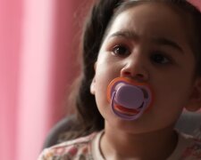 Vier Jahre – und noch immer Schnuller? Quelle: Youtube Screenshot