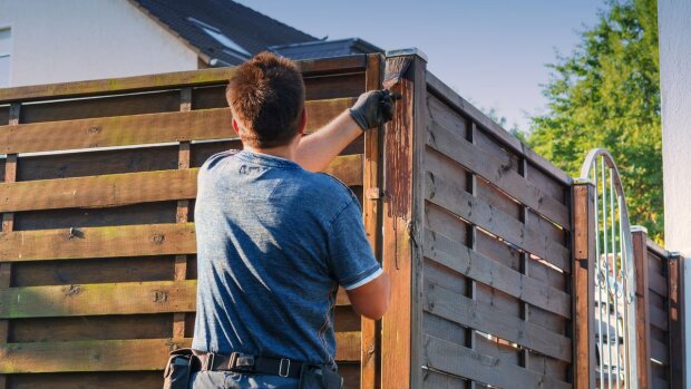 Ein Experte rät Hausbesitzern, ihre Zäune jetzt zu streichen, weil sie dadurch Tausende von Euros einsparen können, Details