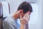 "Meine Mutter ist unglücklich über meine 'unpassende' Schlafposition im Flugzeug, weil ich ihr Baby verwöhnt habe"