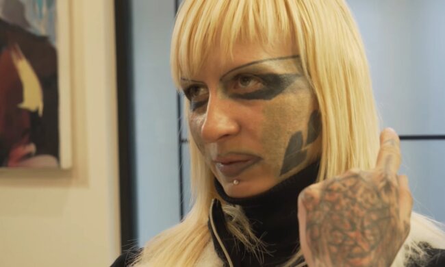 Eine Frau mit einer Tätowierung im Gesicht. Quelle: Youtube Screenshot