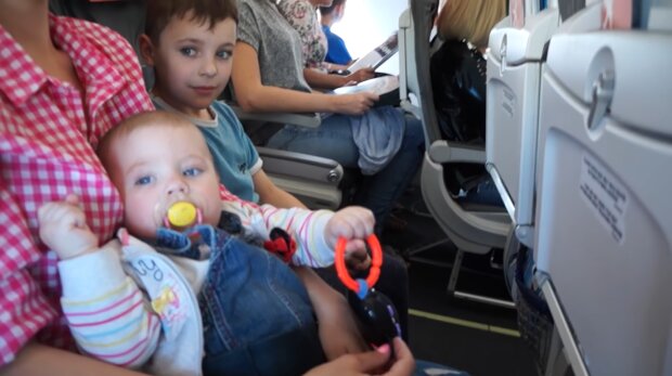 Kinder im Flugzeug. Quelle: Screenshot YouTube