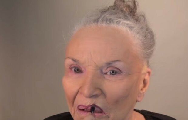 80-jährige Frau schminkt sich besser als die Visagisten. In sieben Tagen hat ihr Make-up-Video über eine Million Aufrufe gehabt