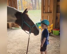 Emil und das Pferd Lenny. Quelle: Youtube Screenshot
